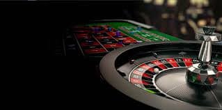 Tampilan Monopoly Live dengan roda putaran besar dan dealer profesional di meja gowin slot